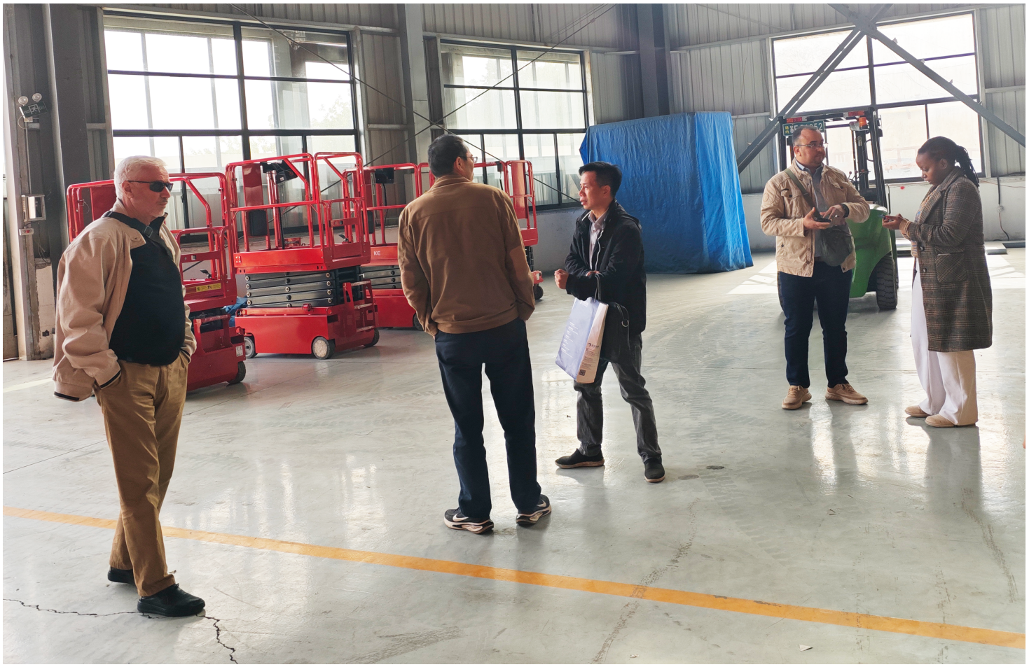 Una delegazione di clienti algerini visita Zhejiang Wizplus Smart Equipment Ltd e loda la sicurezza e le tecnologie avanzate delle piattaforme elevatrici